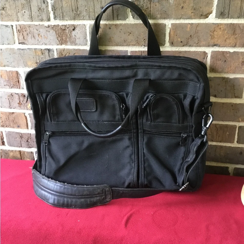 Classic Black Men's Laptop Briefcase with Multiple Front Pockets